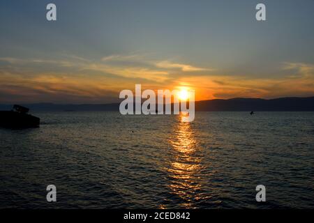 Sonnenuntergang Blick in der Nähe der Khuzhir Marina auf Olchon Insel, Baikalsee, Russland Stockfoto