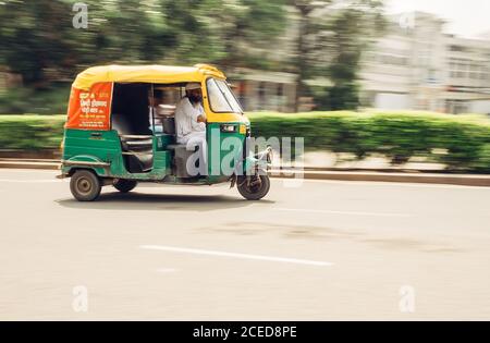 Neu Delhi, Indien - AUGUST 13: Moto-Rickshaw in motion, Neu Delhi, Indien am 13. AUGUST 2016 in Neu Delhi, Indien. Stockfoto