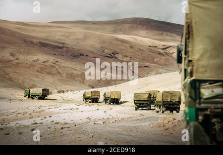 Ladakh Region. Military Truck Konvoi auf dem hohen Berg Leh - Manali Autobahn auf Jammu und Kaschmir, Nord-Indien Stockfoto