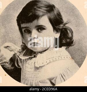 . Raymond, oder Leben und Tod : mit Beispielen für das Überleben der Erinnerung und Zuneigung nach dem Tod. Erz als freundlich, – wahrscheinlich überherablassend, wie die Menschen oft mit Kindern sind, – aber wo ich entschlossen vom Abendessen abenthielt, und ging hungrig nach Hause. Raymonds prominentinstance war in der gastfreundlichen Liverpool Haus, Green-Bank, die Rathbones jährlich geliefert tofamily Feierlichkeiten jeden Weihnachtsnachmittag und Abend, wobei gut genug, um uns in ihre Familie Gruppe. Bei einer solchen Gelegenheit wurde Raymond, ein sehr kleiner Junge, in der Halle gefunden und machte eine Bienenlinie für die Front d Stockfoto