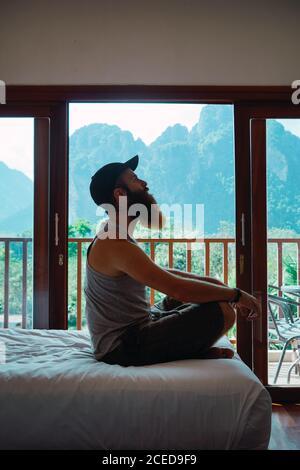 Mann, der sich zu Hause auf dem Bett entspannt Stockfoto
