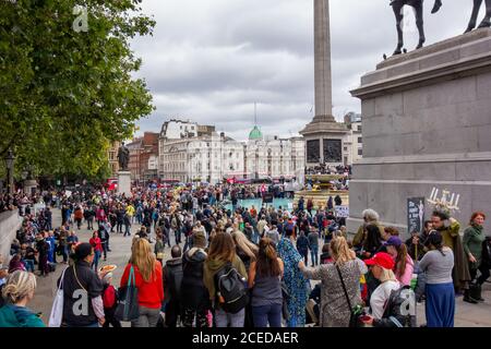 Tausende von Demonstranten am Trafalgar Square gegen die Abriegelung Stockfoto