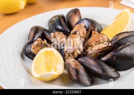 Türkische köstliche Reis gefüllte Muscheln mit Zitrone serviert. Türkische Midye Dolma. Stockfoto