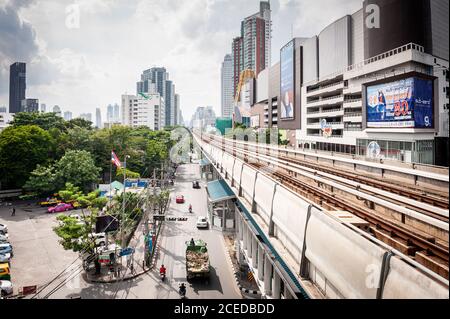 Die Skytrain-Bahn an der Ekkamai BTS-Station hoch über der Sukhumvit Rd. In Bangkok Thailand. Stockfoto