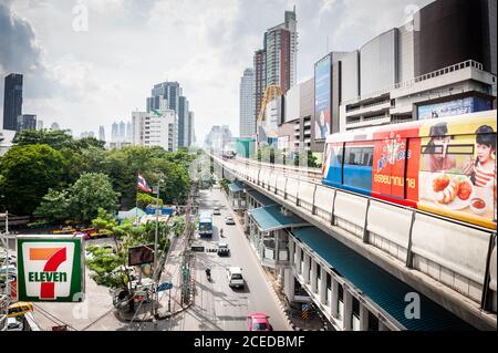 Der Skytrain fährt hoch über der Sukhumvit Rd. In Bangkok Thailand in die BTS-Station Ekkamai. Stockfoto