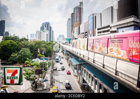 Der Skytrain fährt hoch über der Sukhumvit Rd. In Bangkok Thailand in die BTS-Station Ekkamai. Stockfoto