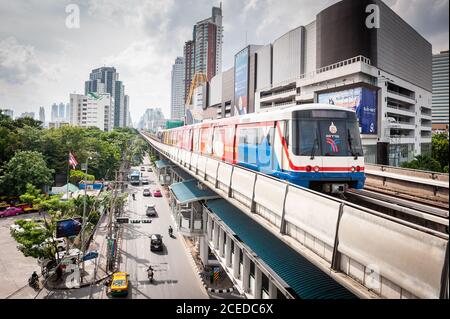 Der Skytrain fährt hoch über der Sukhumvit Rd. In Bangkok Thailand in die BTS-Station Ekkamai. Stockfoto