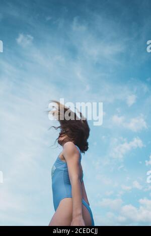 Fröhliche Frau in blauem Badeanzug Stockfoto