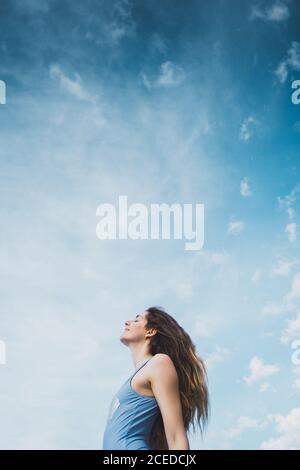 Fröhliche Frau in blauem Badeanzug Stockfoto