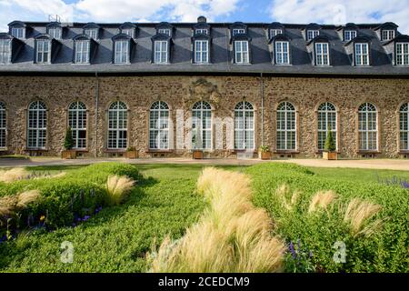 Wernigerode, Deutschland. August 2020. Die Orangerie im Lustgarten Wernigerode. Die Schlossgärten sind Teil des Netzwerks 'Gartenträume - Historische Parks in Sachsen-Anhalt', das in diesem Jahr sein 20-jähriges Bestehen feiert. Heute wird die Orangerie von der Magdeburger Abteilung des Landesarchivs Sachsen-Anhalt genutzt. Quelle: Klaus-Dietmar Gabbert/dpa-Zentralbild/ZB/dpa/Alamy Live News Stockfoto