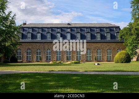 Wernigerode, Deutschland. August 2020. Die Orangerie im Lustgarten Wernigerode. Die Schlossgärten sind Teil des Netzwerks 'Gartenträume - Historische Parks in Sachsen-Anhalt', das in diesem Jahr sein 20-jähriges Bestehen feiert. Heute wird die Orangerie von der Magdeburger Abteilung des Landesarchivs Sachsen-Anhalt genutzt. Quelle: Klaus-Dietmar Gabbert/dpa-Zentralbild/ZB/dpa/Alamy Live News Stockfoto