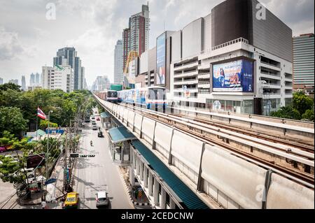 Der Skytrain fährt hoch über der Sukhumvit Rd. In Bangkok Thailand in die BTS-Station Ekkamai. Stockfoto