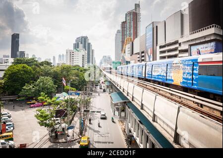 Der Skytrain fährt hoch über der Sukhumvit Rd. In Bangkok Thailand in die BTS-Station Ekkamai. Stockfoto