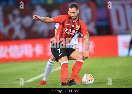 Der österreichische Fußballspieler Marko Arnautovic von Shanghai SIPG F.C. schützt den Ball beim achten Spiel der 2020 Chinese Super League (CSL) gegen Tianjin TEDA F.C., Stadt Suzhou, ostchinesische Provinz Jiangsu, 31. August 2020. Shanghai SIPG F.C. besiegte Tianjin TEDA F.C. mit 4:1. Stockfoto