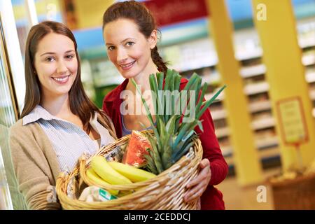Mutter und Tochter kaufen zusammen im Supermarkt ein Stockfoto