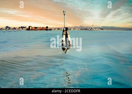 Panoramablick auf Burano von der Lagune von Venedig. Die sogenannte Briccola im Vordergrund. Stockfoto