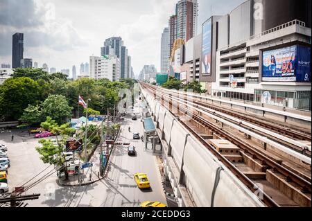 Die Skytrain-Bahn an der Ekkamai BTS-Station hoch über der Sukhumvit Rd. In Bangkok Thailand. Stockfoto