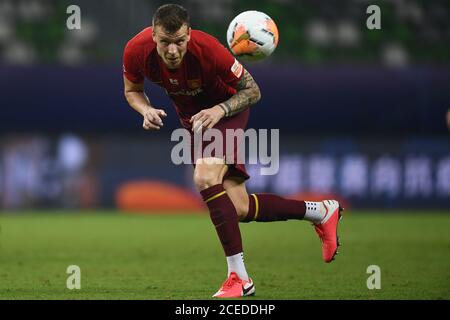 Der argentinische Fußballspieler Ezequiel Lavezzi von Hebei China Fortune F.C. spielt beim achten Spiel der 2020 Chinese Super League (CSL) gegen Shijiazhuang Ever Bright F.C., Stadt Suzhou, ostchinesische Provinz Jiangsu, 31. August 2020. Shijiazhuang Ever Bright F.C. besiegte Hebei China Fortune F.C. mit 3:1. Stockfoto