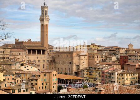 Siena, Toskana, Italien, 07. märz 2019: Panoramablick auf die Stadt und den Mangia-Turm Stockfoto