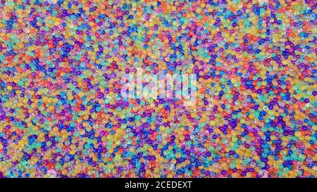 Viele verschiedene farbige Hydrogelkugeln. Set von mehrfarbigen orbis. Kristallwasserperlen für Spiele. Heliumballons. Kann als Hintergrund verwendet werden. Poly Stockfoto