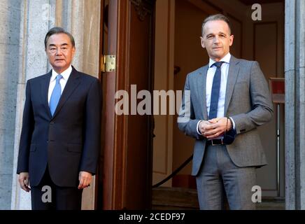 Berlin, Deutschland. September 2020. Außenminister Heiko Maas (r) und der chinesische Außenminister Wang Yi treten vor ihrem Treffen in der Villa Borsig am Stadtrand von Berlin auf. Quelle: Michael Sohn/AP Pool/dpa/Alamy Live News Stockfoto