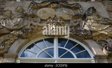 Wernigerode, Deutschland. August 2020. Masken und Wappen schmücken die Fassade der Orangerie im Lustgarten Wernigerode. Die Schlossgärten sind Teil des Netzwerks 'Gartenträume - Historische Parks in Sachsen-Anhalt', das in diesem Jahr sein 20-jähriges Bestehen feiert. Heute wird die Orangerie von der Magdeburger Abteilung des Landesarchivs Sachsen-Anhalt genutzt. Quelle: Klaus-Dietmar Gabbert/dpa-Zentralbild/ZB/dpa/Alamy Live News Stockfoto
