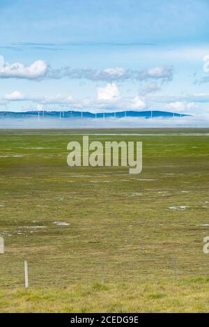 Niedrige Wolken und Windturbinen spiegeln sich im kürzlich neu aufgefüllten Lake George in der Nähe von Canberra, ACT, Australien. Der See ist seit vielen Jahren trocken. Stockfoto