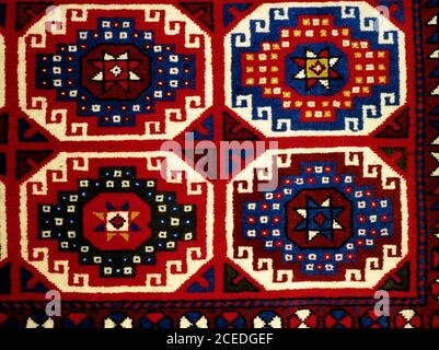 Teppiche, Teppiche und Kissen, handgemacht, spiegeln die lokale Kultur wider. Muster spezifisch für anatolische Kulturen. Stockfoto