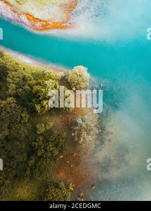 Drohnenansicht von türkisfarbenem Lagunenwasser und grünen Bäumen in Pais Vasco, Baskenland, Spanien Stockfoto