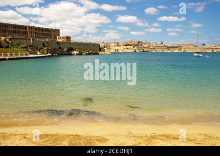 Blick auf Valletta von einem Sandstrand in Kalkara, Malta Stockfoto