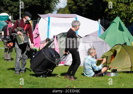 Cardiff, Wales, Großbritannien - Dienstag, 1. September 2020 - Extinction Rebellion ( XR ) die Demonstranten beginnen vor dem Rathaus von Cardiff ein Camp zu schlagen, um sich auf eine Woche der Proteste gegen den Klimawandel und die Zukunft der Gesellschaft vorzubereiten. Foto Steven May / Alamy Live News Stockfoto