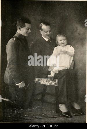 . George von Lengerke Meyer; sein Leben und seine öffentlichen Dienste. Von uns wurde nichts weggenommen, und über die Grenze gingen wir mit einer doppelten Linie Soldaten mit Gewehren nach Holland. Ich hätte nie gedacht, dass ich so froh sein könnte, Deutschland hinter mir zu lassen. Mrs. Meyers Erzählung geht weiter, um von Treffen mit amerikanischen und anderen Freunden in England und Scot-Land zu erzählen, wo Mr. Meyer den Plan formedin Amerika durchführte, um an einer Schießerei seines Freundes Mr. Clarence H. Mackays in der Nähe von Aberdeen teilzunehmen, Und von dem bequemen Sahng der drei vereitelten Reisenden, nach dem Ansturm der zurückkehrenden Amerikaner hatte sich aufgewendet, onthe Stockfoto