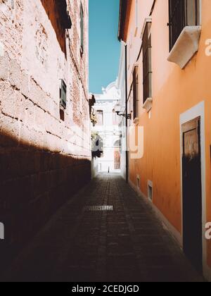 Schmaler Steinweg zwischen erstaunlichen Häusern auf der Straße von Merida, Spanien Stockfoto
