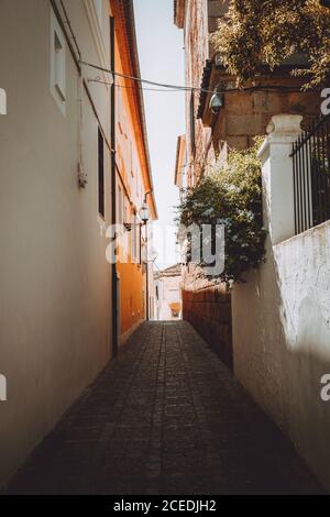 Schmaler Steinweg zwischen erstaunlichen Häusern auf der Straße von Merida, Spanien Stockfoto