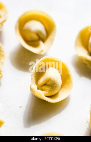 Nahaufnahme von rohem tortellini Stockfoto