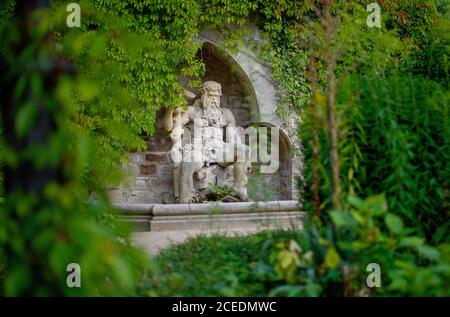 Wernigerode, Deutschland. August 2020. Die Grotte 'Wilder Mann' im Garten von Schloss Wernigerode. Die Schlossgärten sind Teil des Netzwerks 'Gartenträume - Historische Parks in Sachsen-Anhalt', das in diesem Jahr sein 20-jähriges Bestehen feiert. Quelle: Klaus-Dietmar Gabbert/dpa-Zentralbild/ZB/dpa/Alamy Live News Stockfoto