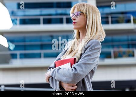 Junge attraktive Frau, die mit Tablet steht Stockfoto