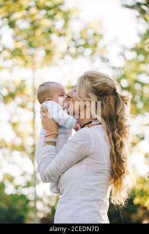 Großmutter hält ihren Enkel mit Down-Syndrom Stockfoto