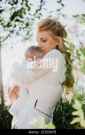 Oma küsst seinen Enkel im Park Stockfoto