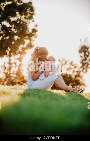 Oma küsst seinen Enkel mit Down-Syndrom im Park Stockfoto