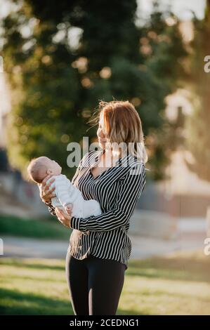 Junge Mutter und sein Baby mit Down-Syndrom Stockfoto