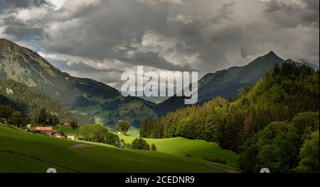 Blick auf die Gruyere Berge von Leysin. Eine Landschaft, Schweiz Stockfoto