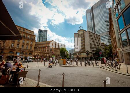 Kaiserplatz im Zentrum von Frankfurt mit Straßencafés, Grandhotel 'Steigenberger Frankfurter Hof', Eurotower Wolkenkratzer und Junior-Haus. Stockfoto