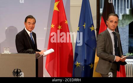 Berlin, Deutschland. September 2020. Außenminister Heiko Maas (r) und der chinesische Außenminister Wang Yi verlassen den Raum nach einer gemeinsamen Pressekonferenz in der Villa Borsig am Stadtrand von Berlin. Quelle: Michael Sohn/AP Pool/dpa/Alamy Live News Stockfoto