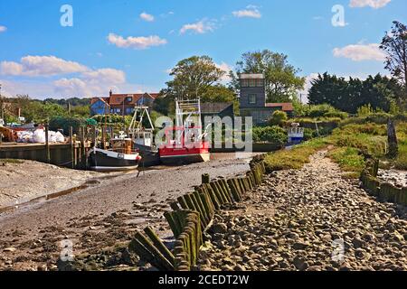 Ebbe im Hafen bei Brancaster Staithe, Norfolk, Großbritannien Stockfoto