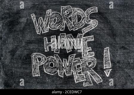 Worte haben Macht auf Tafel geschrieben Stockfoto