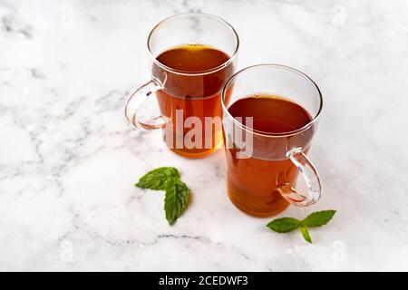 Zwei Tassen schwarzen Tee auf weißem Marmor Hintergrund Stockfoto