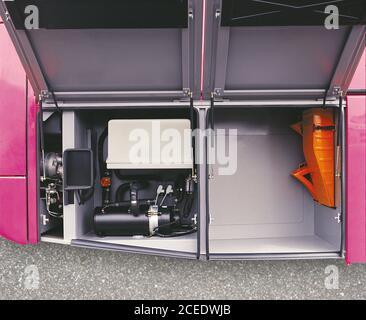 Gepäckraum hinten, technische Ausrüstung und Gepäckraum für Intercity-Busse. Die Position des Unterlegkeil und des Kompressors des Busses. Stockfoto