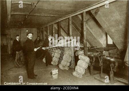 . Conservation du poisson, des oiseaux et du gibier : délibérations du Comité à l'Assemblée des 1 et 2 novembre, 1915. Piscifacture au Laboratoire de Maiinc, Baie df Nigg, près dAberdeen, Ecosse. Atelier de Confection et de Raccommodage, au Fisher Lads Institute, Grimsby, England LÉDUCATION TECHNIQUE DES PÊCHEURS 33 jenseigne aux pêcheurs la manière de prendre une plus grande quan-tité de maquereaux et de harengs, et comment ils pourront les avoiren bon état au temps voulu de lannée. Demain jespère donner unelecture sur ce que nous faisons pour enseigner aux pêcheurs la salaison,le vidage, len Stockfoto