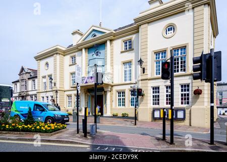 Ulverston UK 24. aug 2020 Ulverston, Cumbria, England. September 2017. Vorderfassade der Krönungshalle mit Statue von Laurel und Hardy draußen. Gebaut Stockfoto